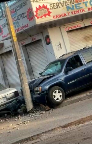 Choque vehicular deja sin energía eléctrica varias colonias en Uruapan