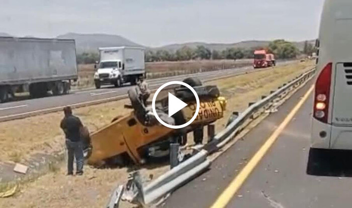 Choque vehícular en la México-Guadalajara deja una camioneta volcada