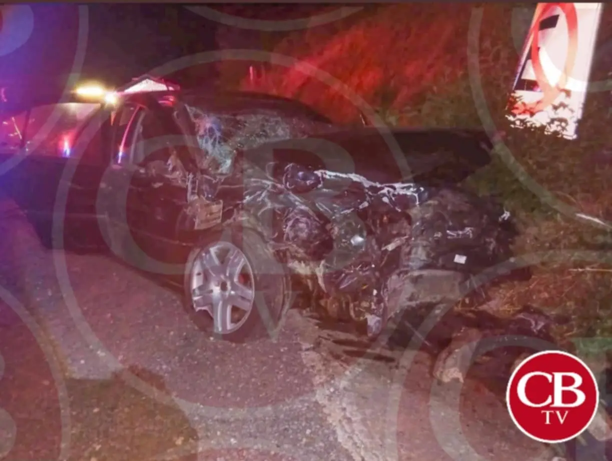 Choque volcadura deja un muerto y dos heridos en Zitácuaro