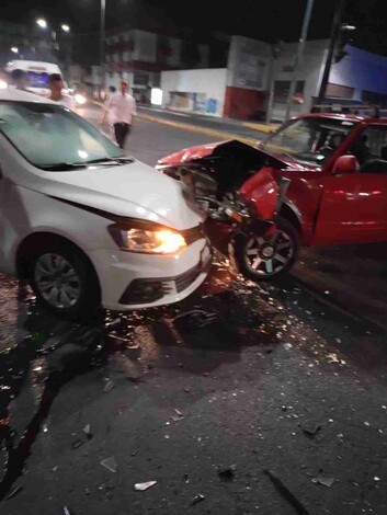 Choques de madrugada deja un auto en llamas