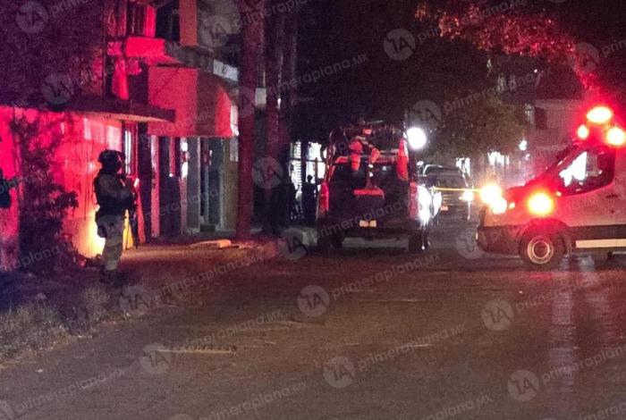 Ciclista bal3a a un hombre en la Ejidal Norte, en Zamora