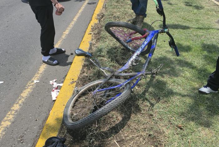 Ciclista presuntamente se lanza contra auto y resulta herido