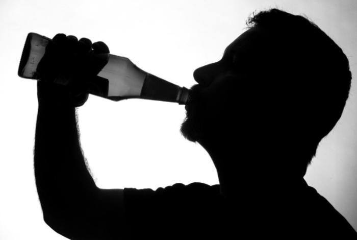 Científicos identifican alteraciones genéticas clave en el cerebro de personas alcohólicas