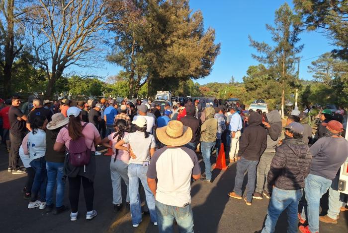 Cierran carreteras en Tarecuato, exigen entrega de recursos federales