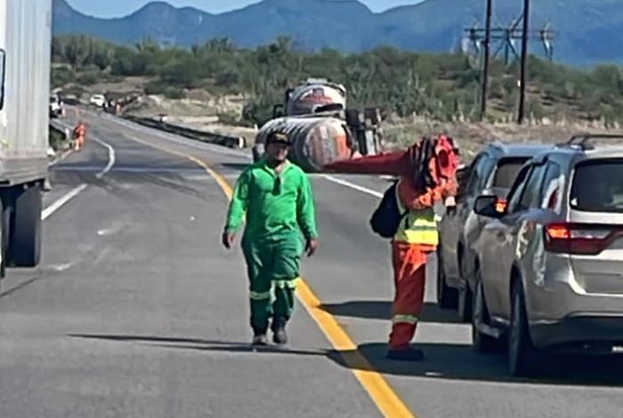 Cierran la autopista Siglo XXI tras derrame de gasolina por volcadura parcial de un autotanque