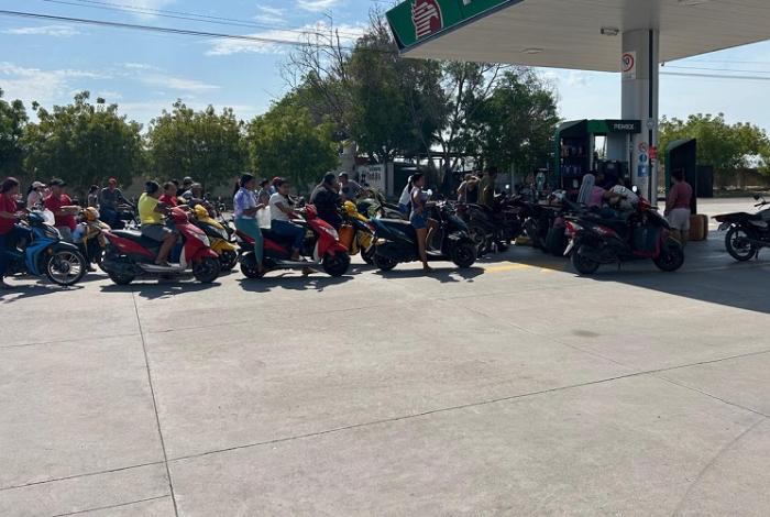 Cierran por horas gasolineras en Buenavista por cobro de cuotas; crece la tensión