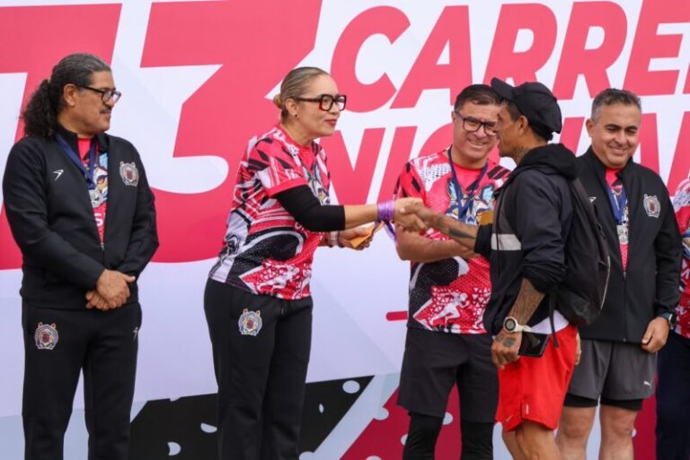 Cifra récord de participantes en la 13ª Carreta Atlética Nicolaita; Yarabí Ávila entrega medallas