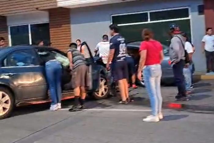 Cinco lesionados deja aparatoso choque sobre la "pista vieja", en Uruapan
