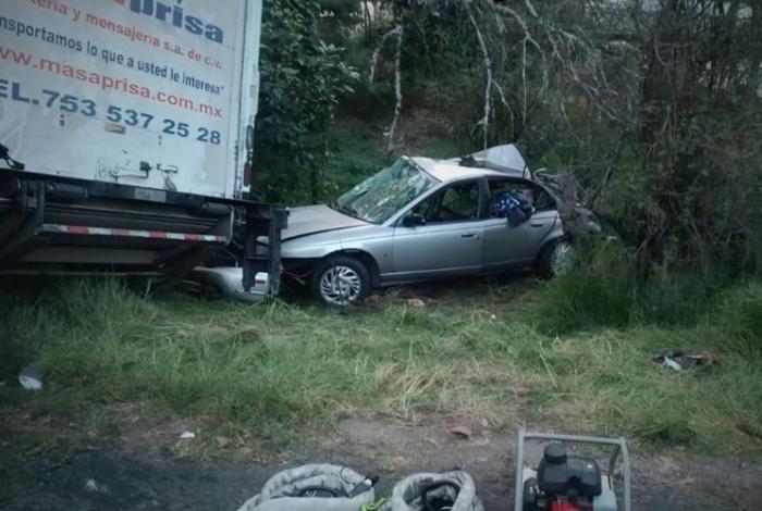 Ciudad Hidalgo: Dos jóvenes mueren en choque contra camión de carga