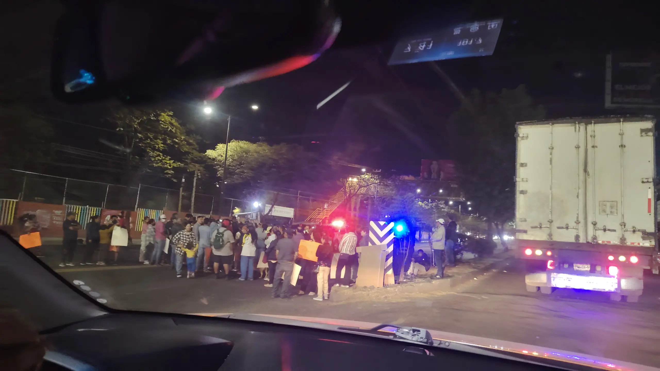 Ciudadanos protestan por invasión de paracaídistas en Morelia