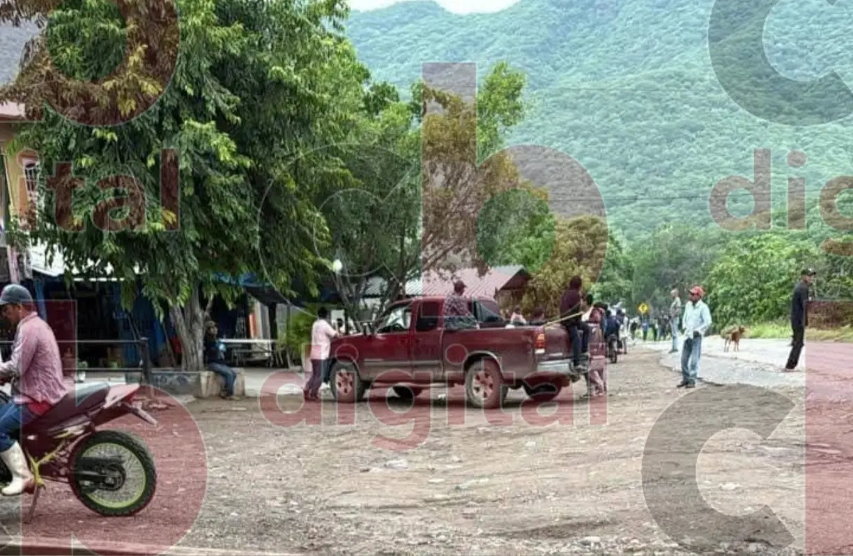 Civiles bloquean carreteras en Apatzingán
