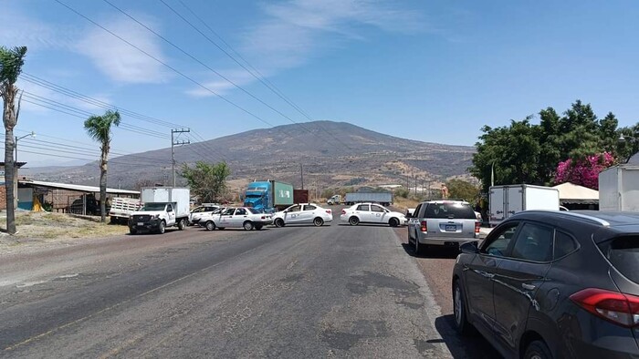  Civiles se encaran con Guardias Nacionales durante bloqueos carreteros en Jiquilpan