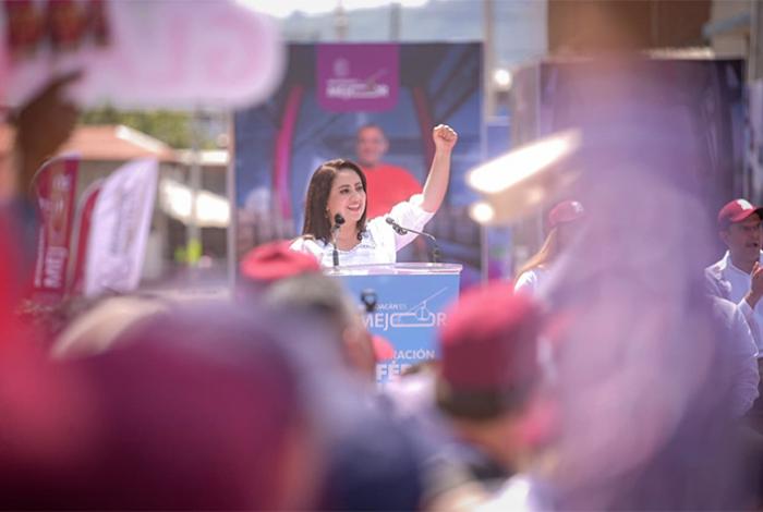Clara Brugada reconoce a Gladyz Butanda por construir teleférico de Uruapan