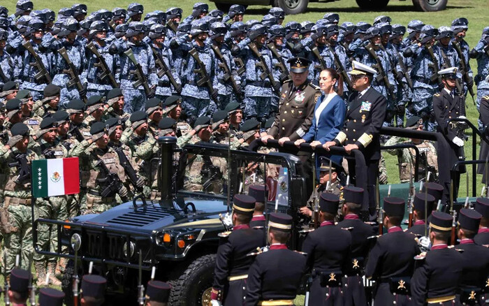 Claudia Sheinbaum Recibe el Respaldo de las Fuerzas Armadas y Asegura Aumento Salarial