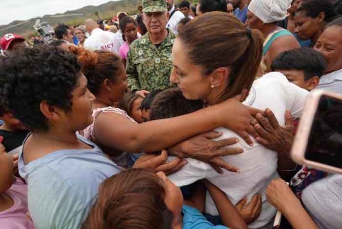 Claudia Sheinbaum visita una zona afectada por el huracán Erick en Oaxaca