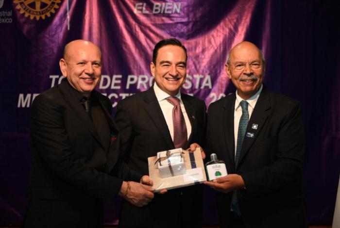 Club Rotario Zamora Industrial entrega la Presea Paul Percy Harris al Presidente Carlos Soto