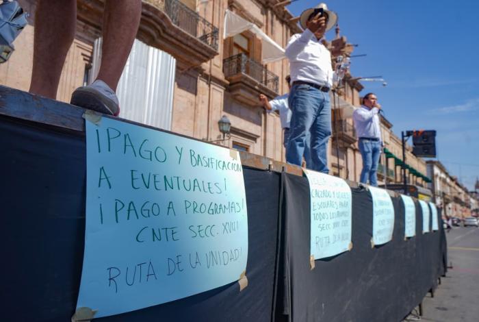 CNTE arriba a Palacio de Gobierno; 80% de escuelas, en paro