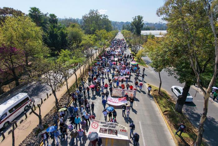 CNTE Poder de Base marcha en Morelia; exige descongelar plazas y pago de adeudos