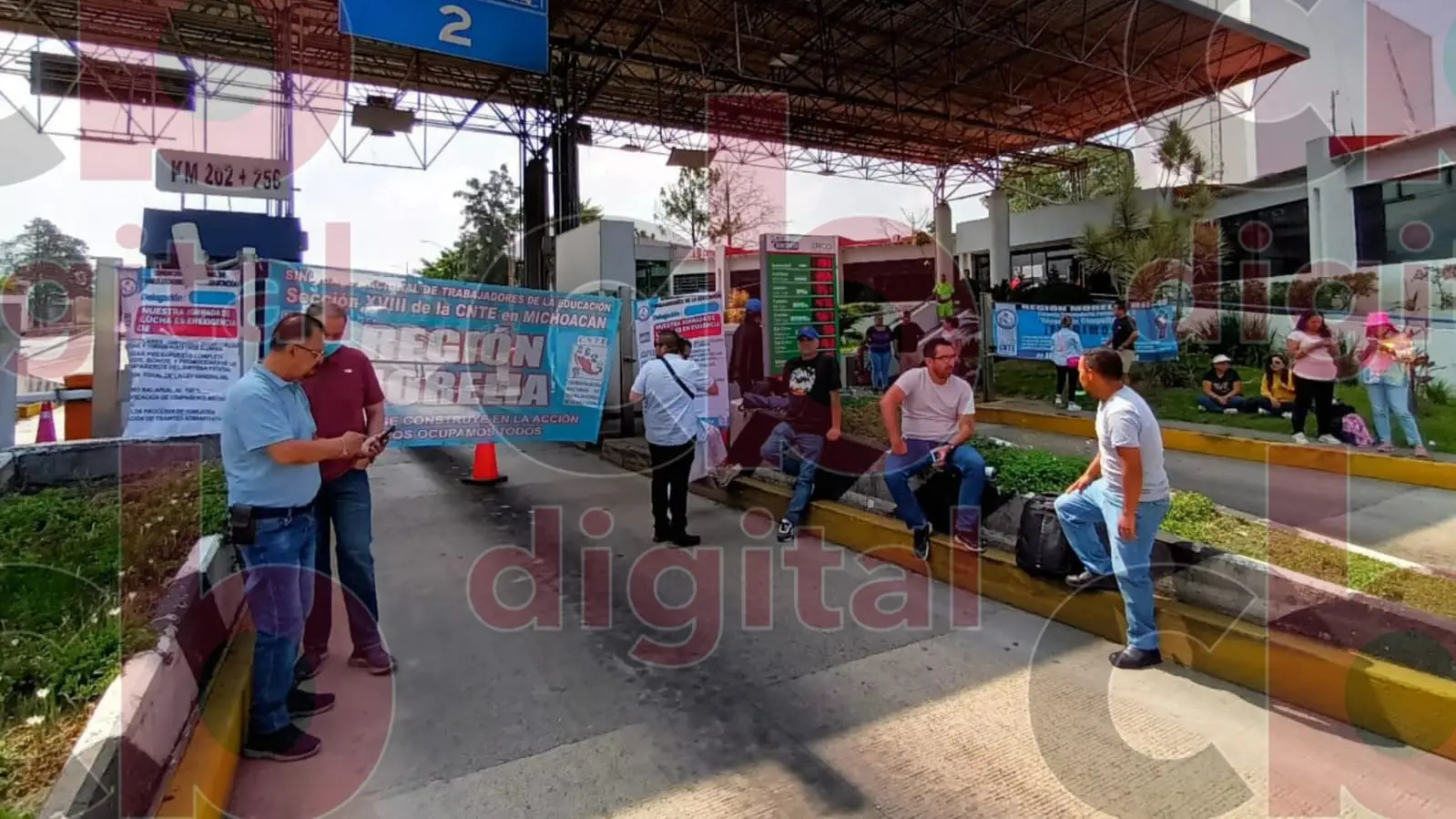 CNTE poder de lucha toma y bloquea casetas en Michoacán