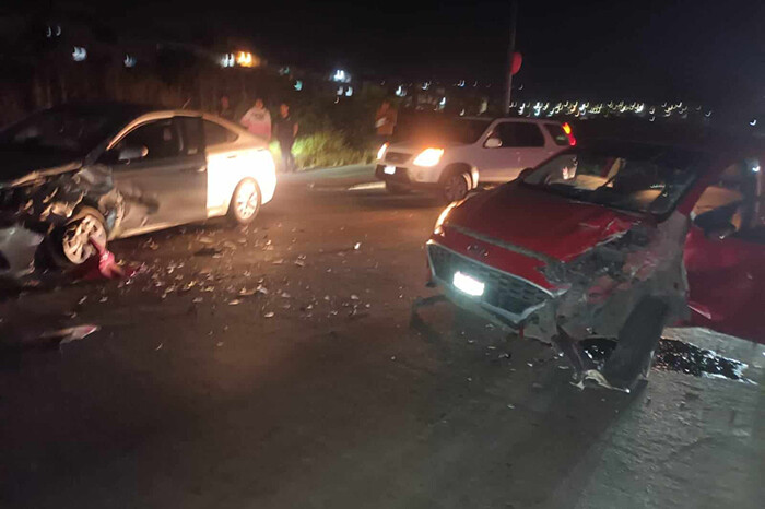 Coches se impactan de frente en el acceso a Villas del Pedregal, en Morelia