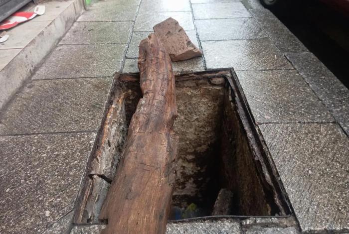 Coladeras expuestas, un peligro constante para peatones en Morelia