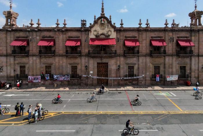 Colectivos protestan en Palacio de Gobierno por personas desaparecidas, Cuba y Palestina