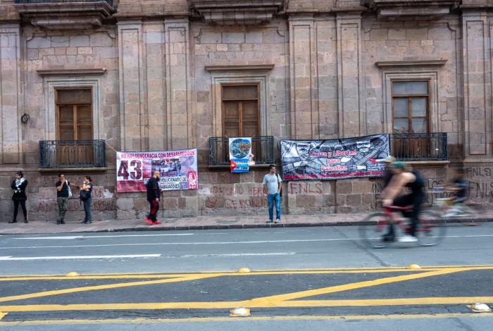 Colectivos protestan en Palacio de Gobierno por personas desaparecidas; por Cuba y Palestina