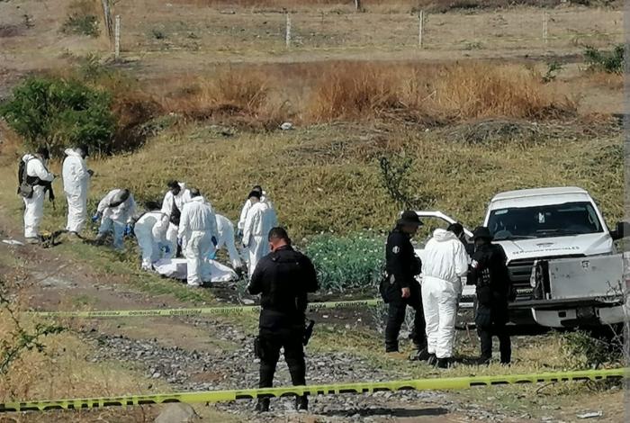 Colectivos y autoridades encuentran fosa con restos de un hombre y una mujer