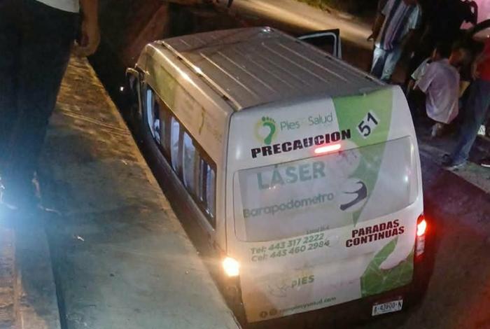 Combi de la Ruta Rosa cae a canal pluvial en el municipio de Tarímbaro
