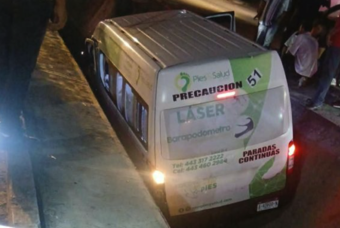 Combi de la Ruta Rosa cae a canal pluvial en el municipio de Tarímbaro
