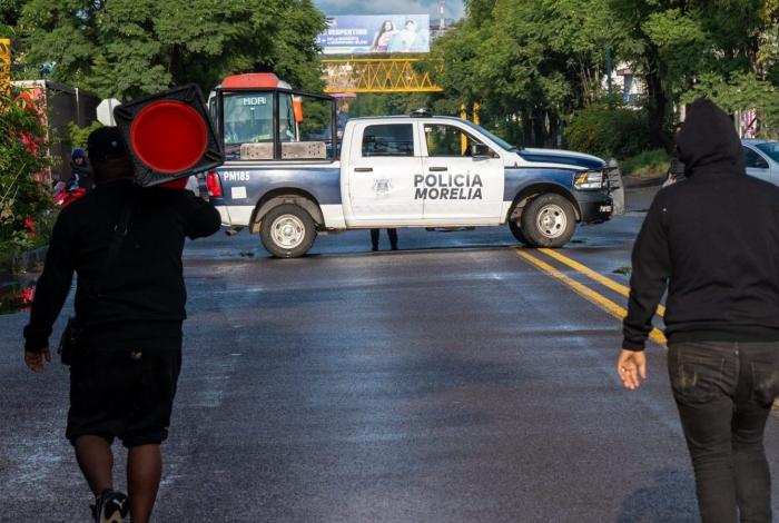 Comerciantes bloquean Madero Poniente para exigir liberación de una mujer detenida