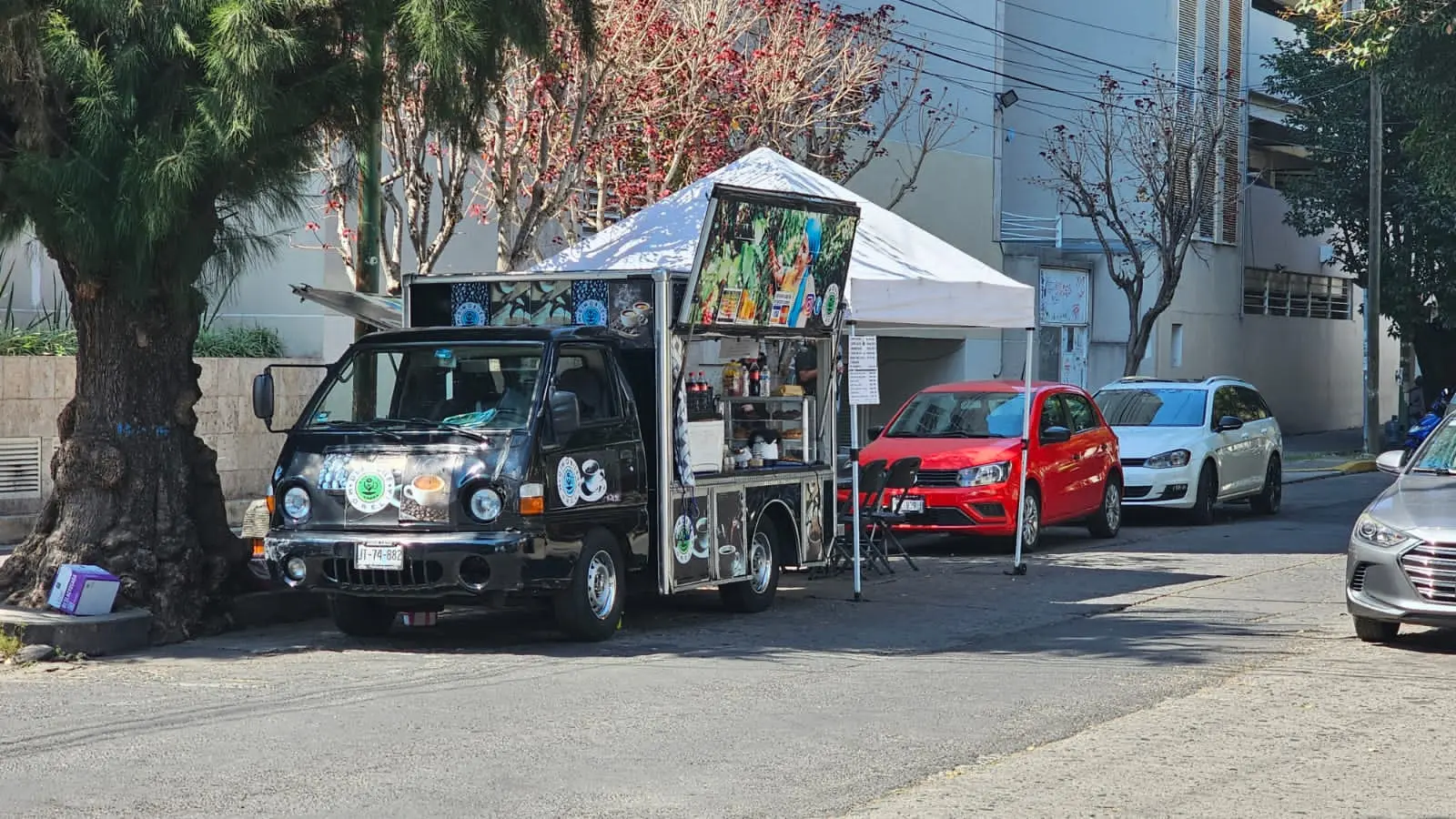 Comercios que invaden banquetas y calles, causan inconformidad