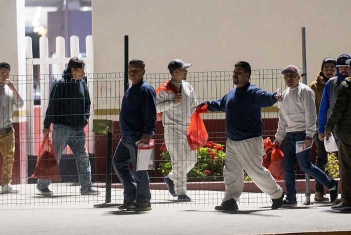 Comienzan las deportaciones voluntarias en EU con vuelo de 64 migrantes