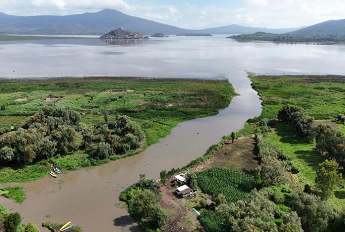 Compesca prepara muelles y canales del lago de Pátzcuaro para Noche de Muertos