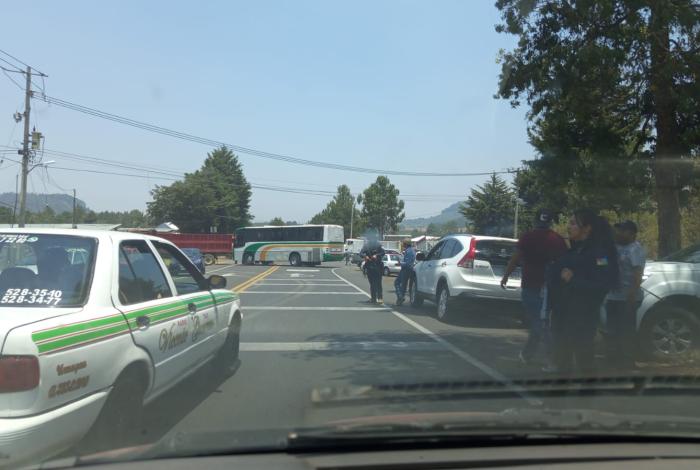 Comuneros de Angahuan bloquean carretera para exigir seguridad al gobierno