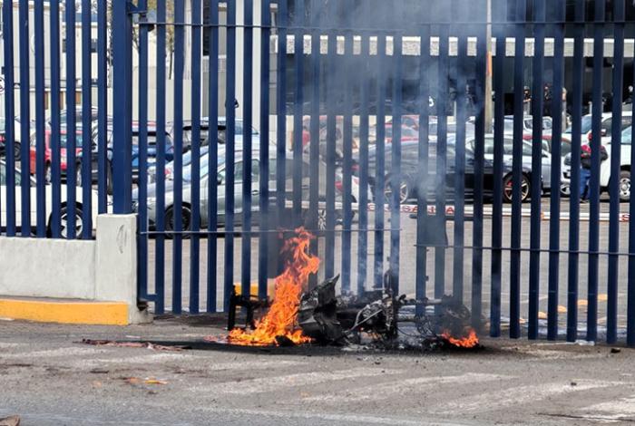 Comuneros de Carapan se manifiestan en la FGE: Bloquean el libramiento y queman motopatrulla de la Guardia Civil