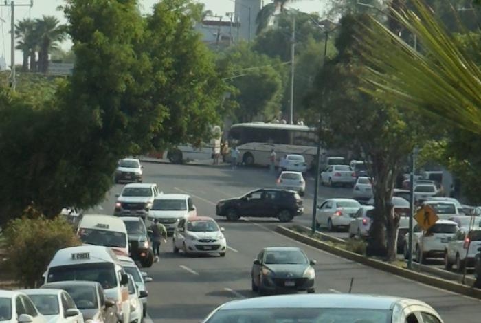 Comuneros de Sevina se manifiestan en Morelia y bloquean libramiento