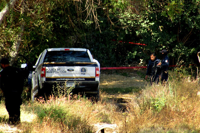  Comuneros localizan cadáver baleado de una mujer al fondo de una barranca en Carapan