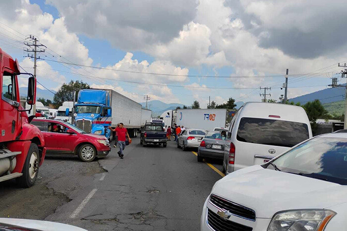  Comuneros realizan bloqueo carretero en Aranza; exigen aparición con vida de Juan Guzmán