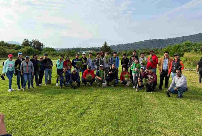 Comunidad escolar del Cecyte Huecorio plantan más de mil árboles