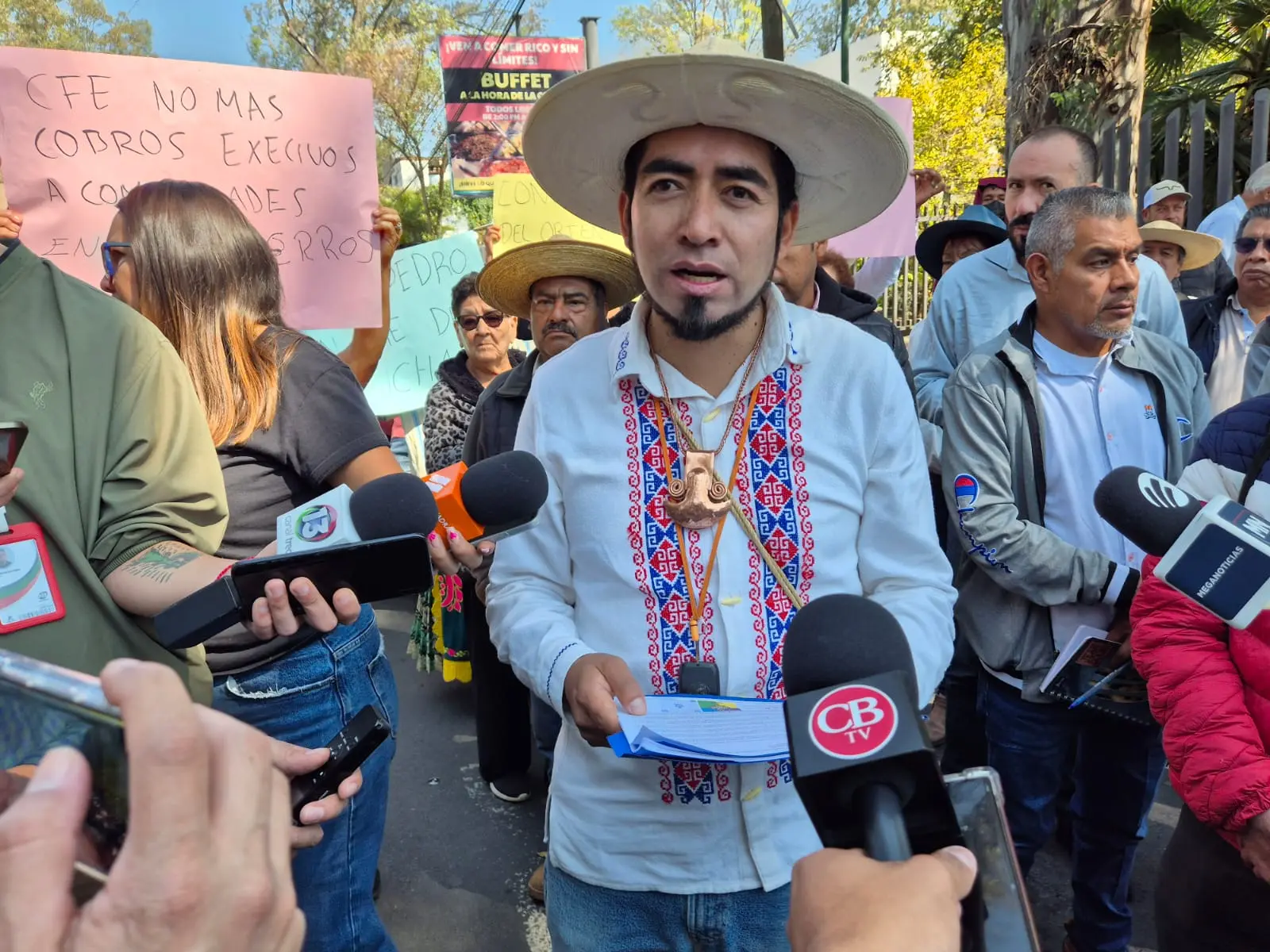 Comunidades indígenas se manifiestan afuera de la CFE en por contaminación en el oriente de Michoacán