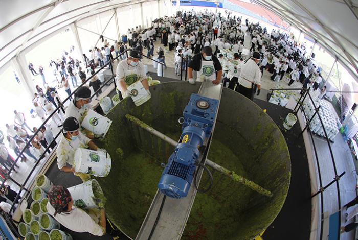 Con 12 toneladas, bate el Récord Guiness de Tancítaro con el guacamole más grande del mundo