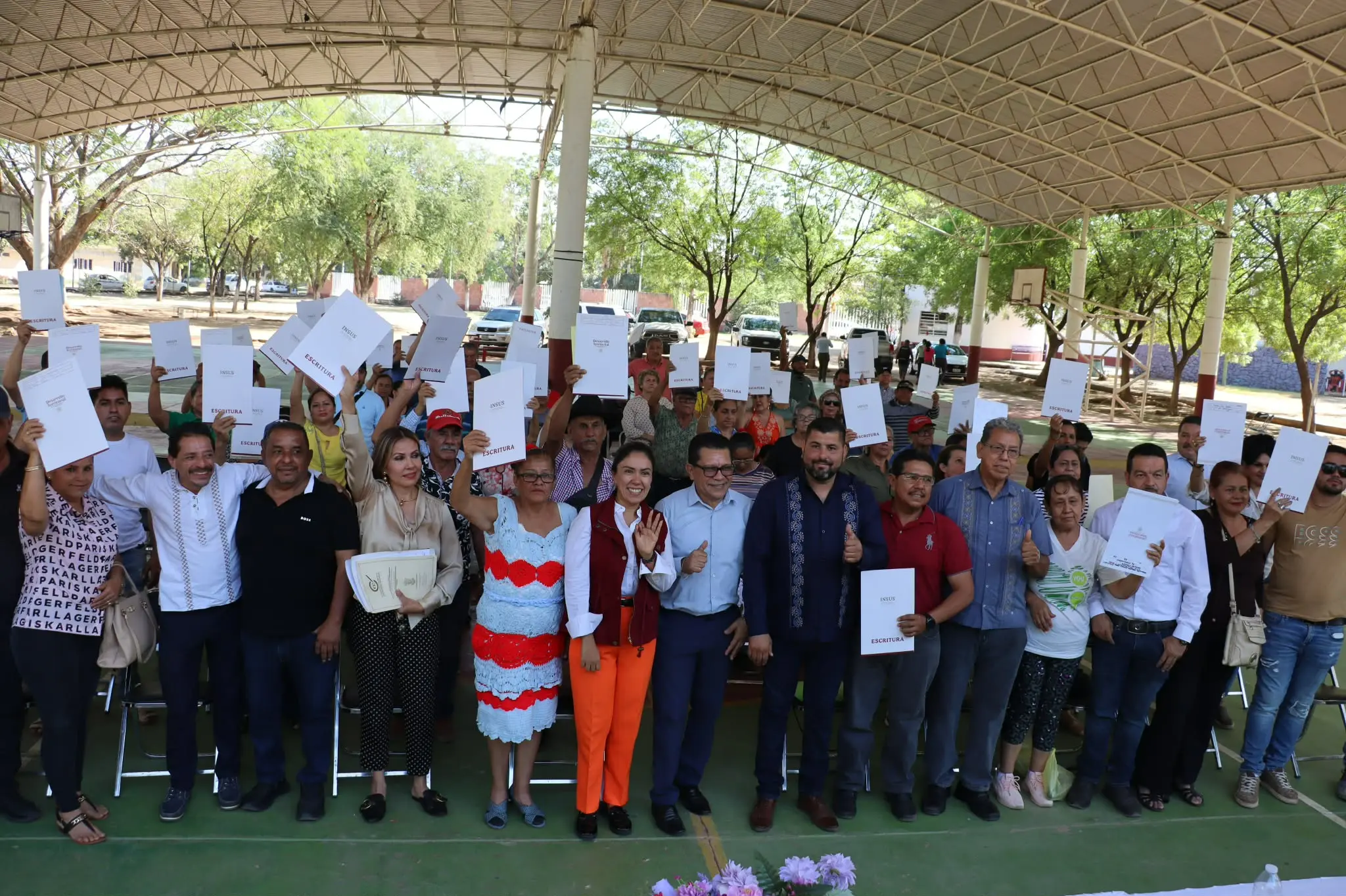 Con el respaldo de Fanny Arreola, 90 familias de Apatzingán reciben escrituras que garantizan su patrimonio