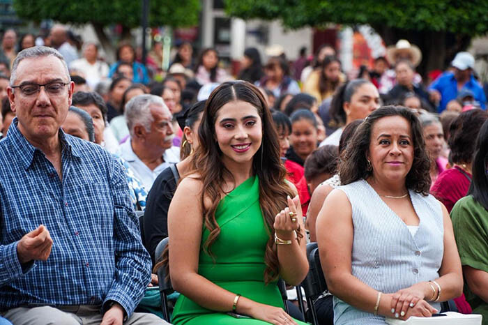 Con éxito total, Yohana Mendoza festeja a las mamás; viven noche de concierto y baile en la plaza principal de Ario