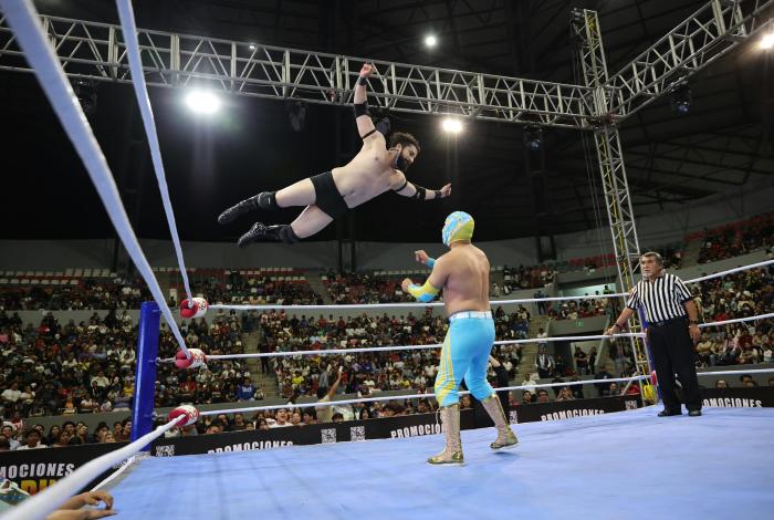 Con gran función de lucha libre, Alfonso Martínez reinaugura el Domo Bicentenario