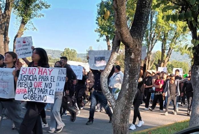 Con marchas y bloqueos carreteros en Uruapan, exigen justicia por el homicidio de Carlos Manzo