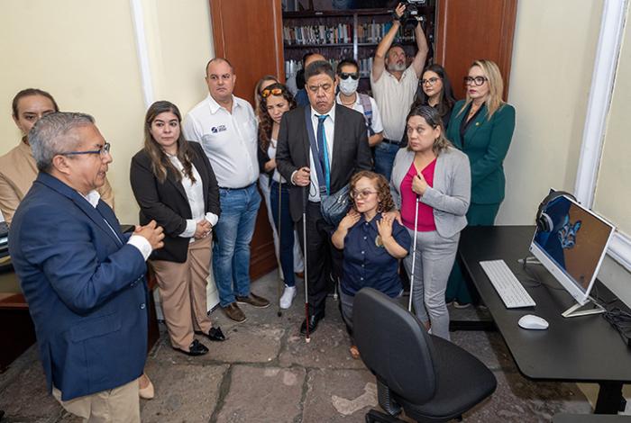 Con pantallas táctiles y una impresora Braille, UMSNH abre Biblioteca Inclusiva