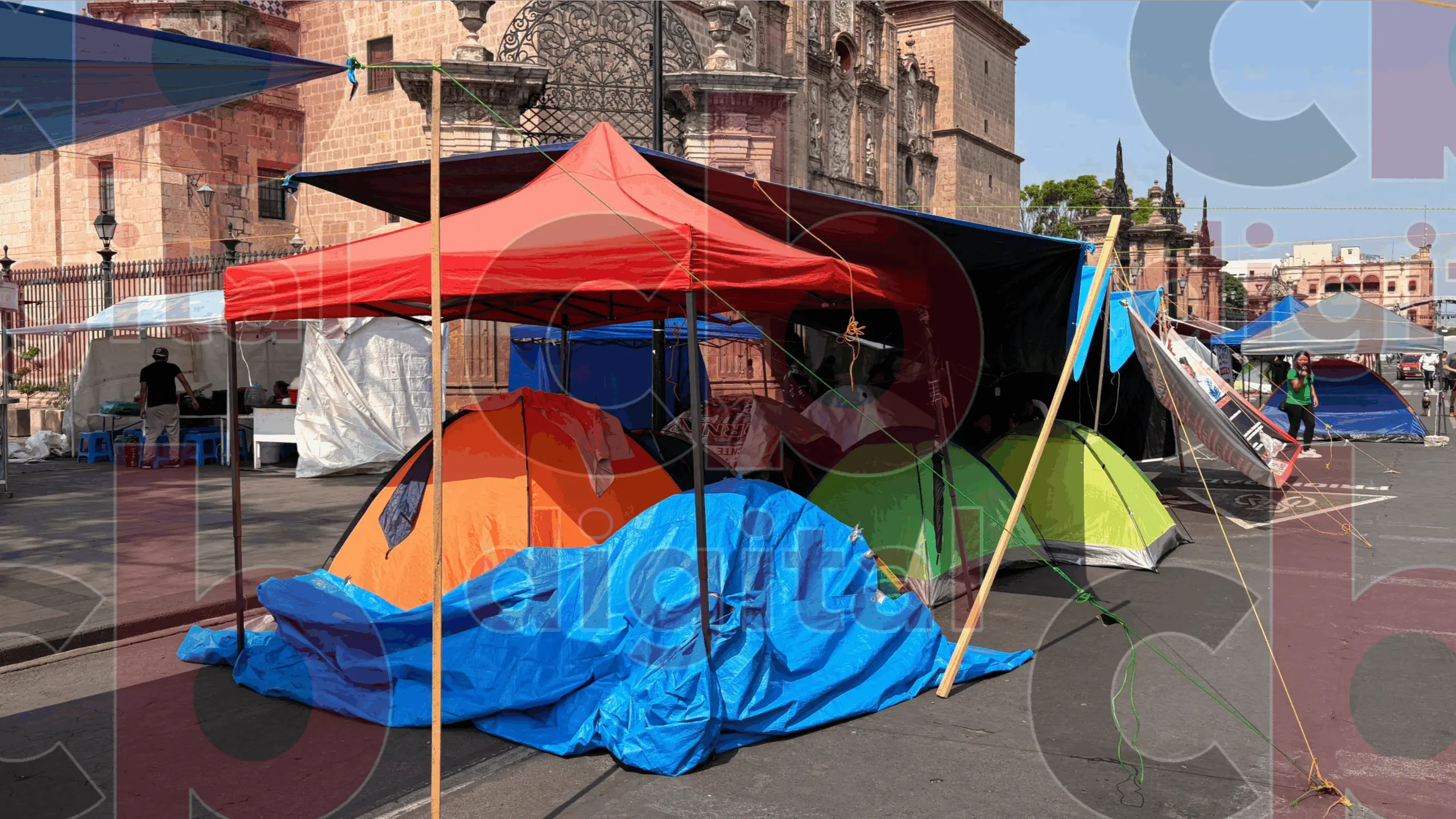 Con poca afluencia de docentes persiste plantón de CNTE este sábado