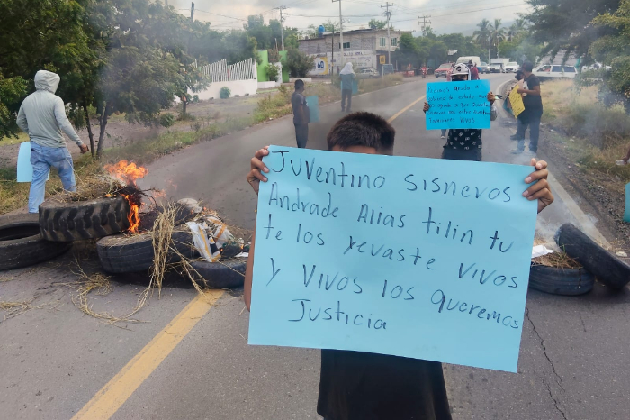 Con quema de llantas y bloqueo carretero denuncian desaparición de 4 personas en Buenavista