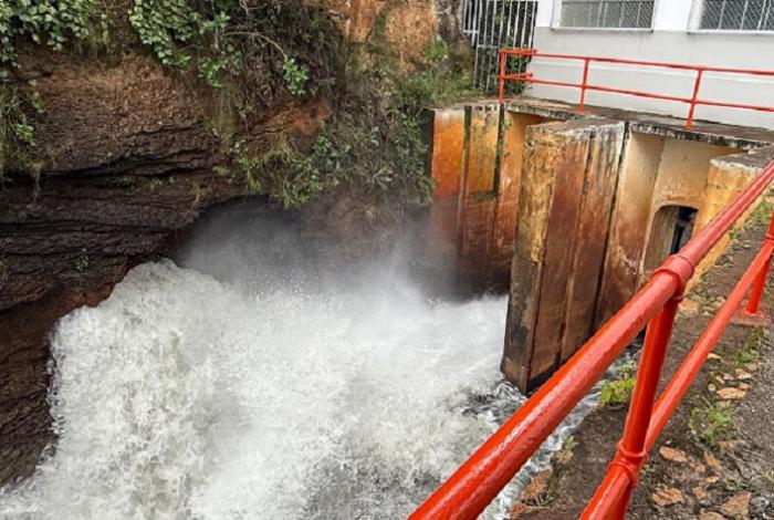 Conagua disminuye el desfogue de la presa de Cointzio para realizar labores de limpieza